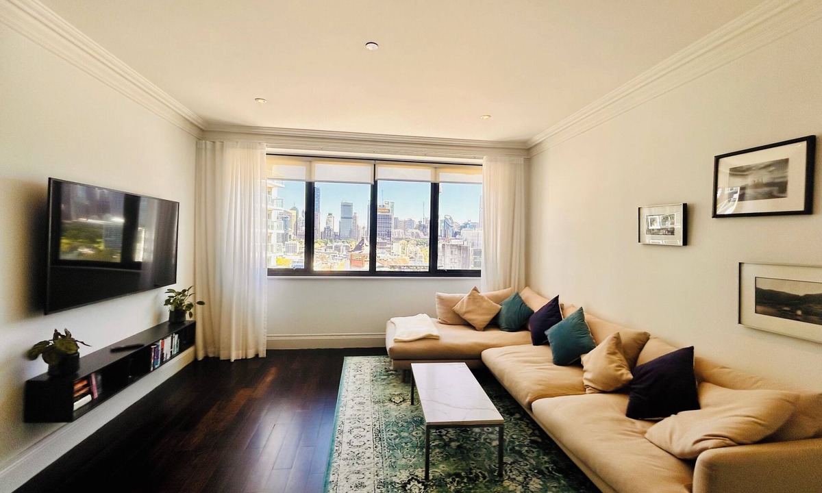 Kings Cross Apartment | Stylish, spacious apartment with big city views. Perfect for longer stays!