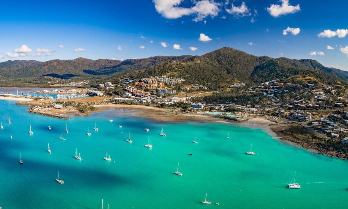 Airlie Beach Boat Rental | Sun-Kissed Sailing Adventure in Gran Barrera de Coral from Playa Airlie, Queensland