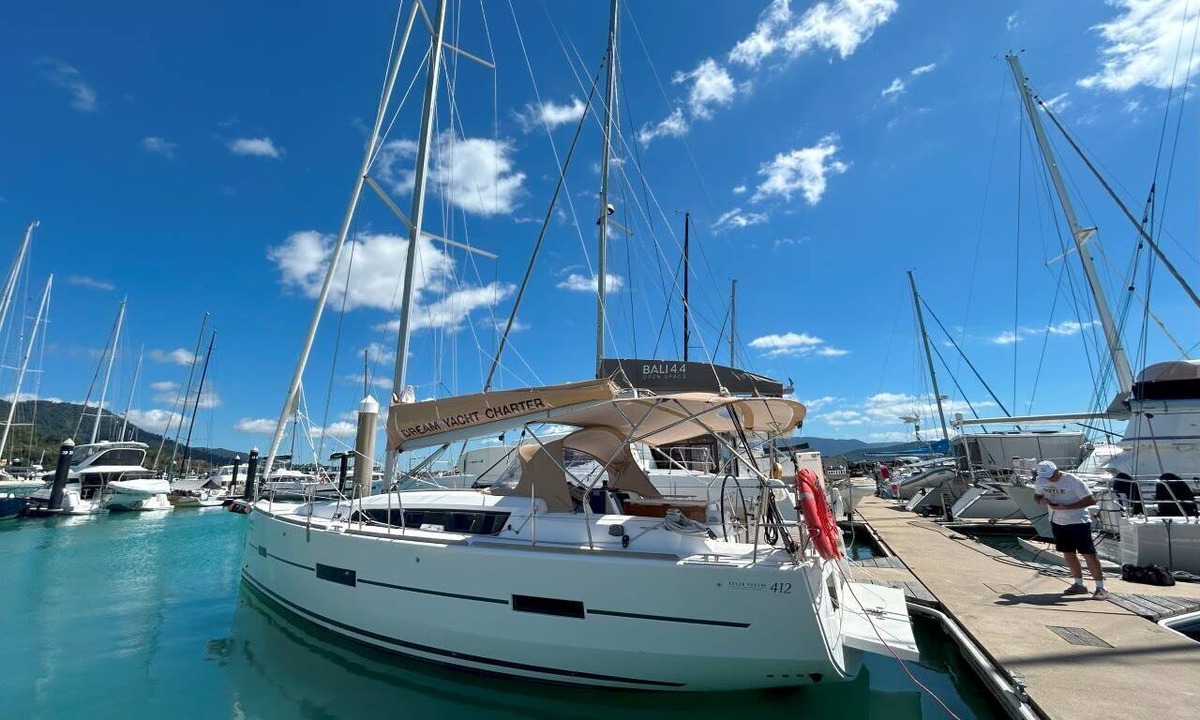 Airlie Beach Boat Rental | Sun-Kissed Sailing Adventure in Gran Barrera de Coral from Playa Airlie, Queensland