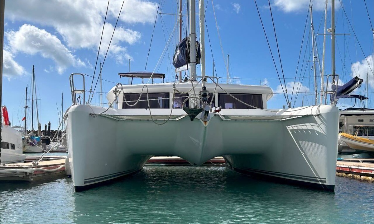 Airlie Beach Boat Rental | Sun-Kissed Sailing Adventure in Gran Barrera de Coral from Playa Airlie, Queensland