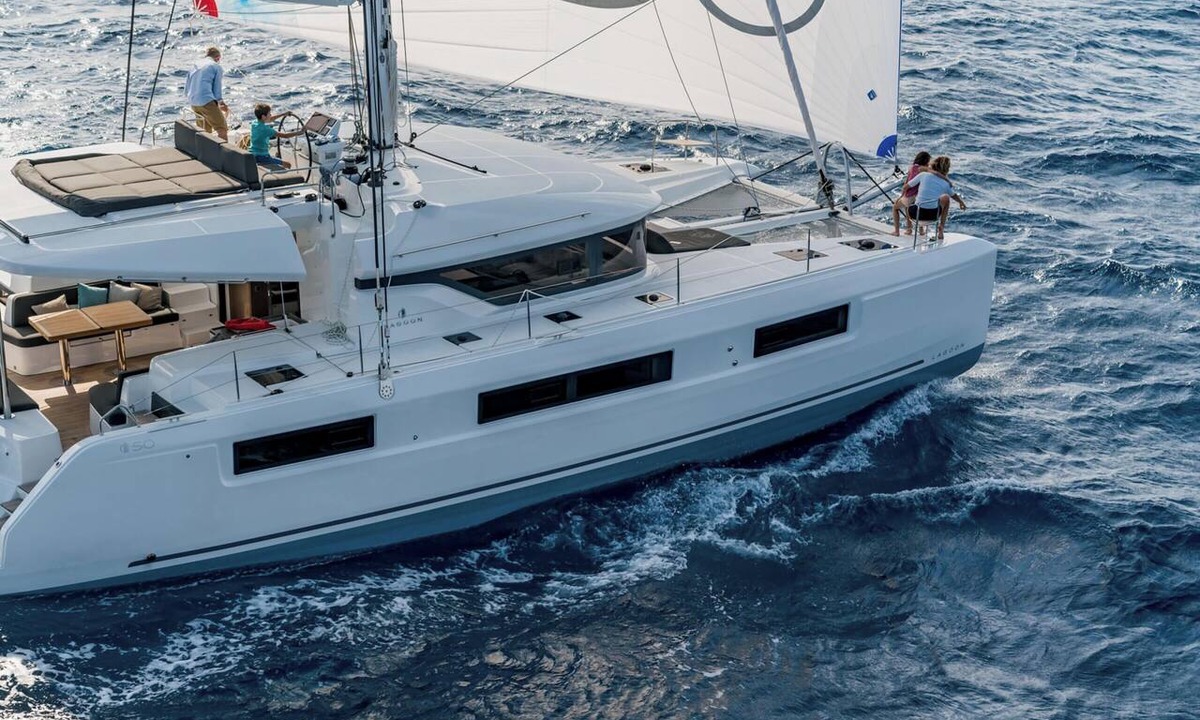 Alimos Boat Rental | Sun-Kissed Sailing Adventure in Islas Sarónicas