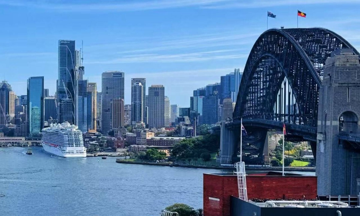 Kirribilli Apartment | Sydney Harbour Bridge + Opera House Views | One Free Car Park