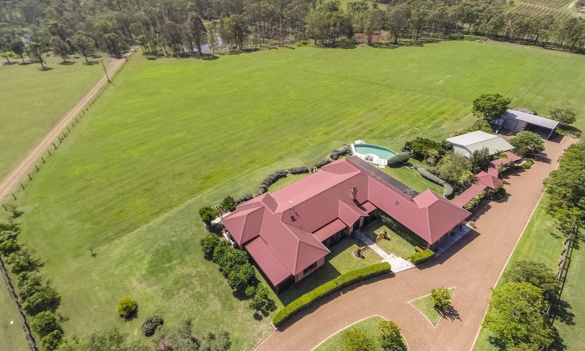 Lovedale House | The Ballabourneen Estate - Grand Hunter Valley estate - 6 bedrooms, infinity pool and open fireplace