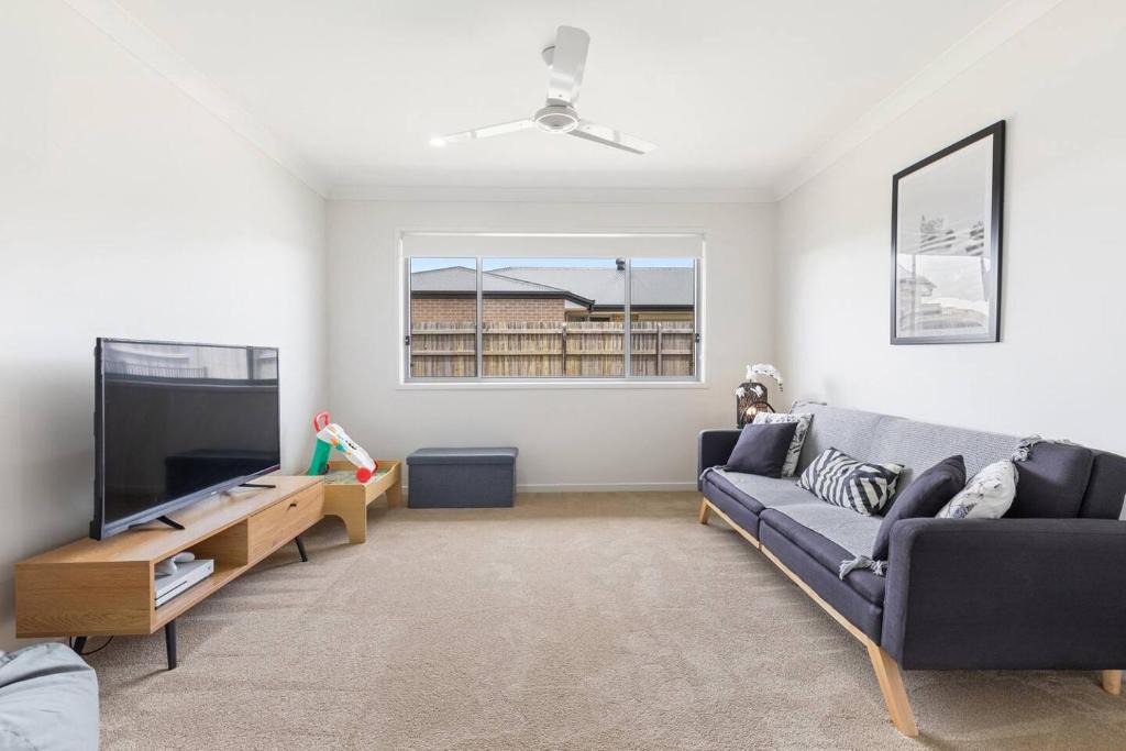 Urraween House | 'The Pool House' Spacious Family Stay at Hervey Bay