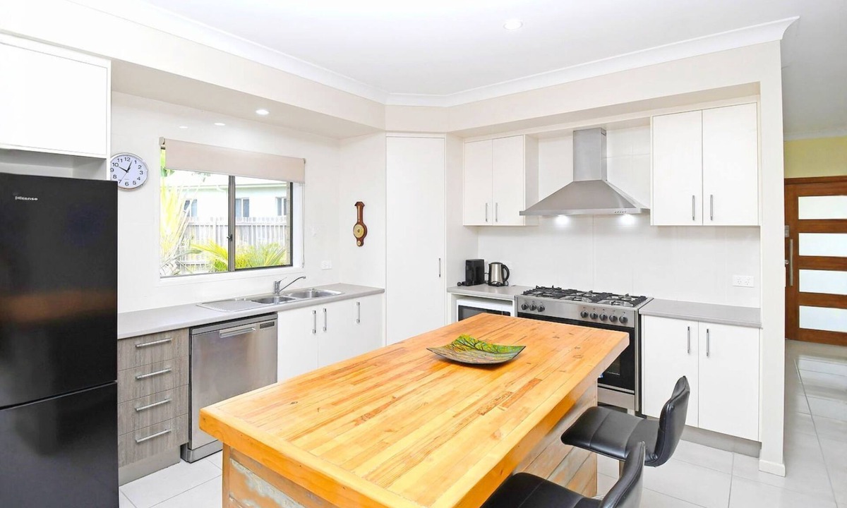 Pialba House | The Seahaven - Modern 5 Bedroom Family Home Close to Beach