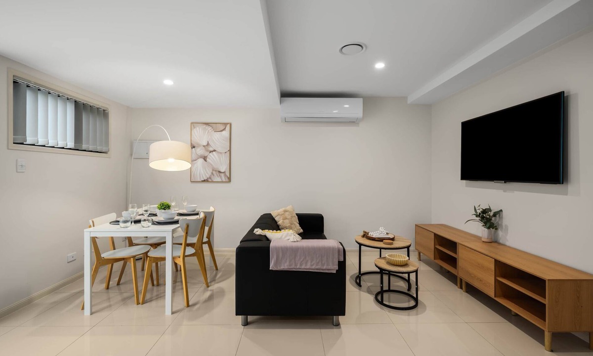 Sunnybank Apartment | Tidy Sunnybank 1BR | Workspace & Kitchen | 2144D1