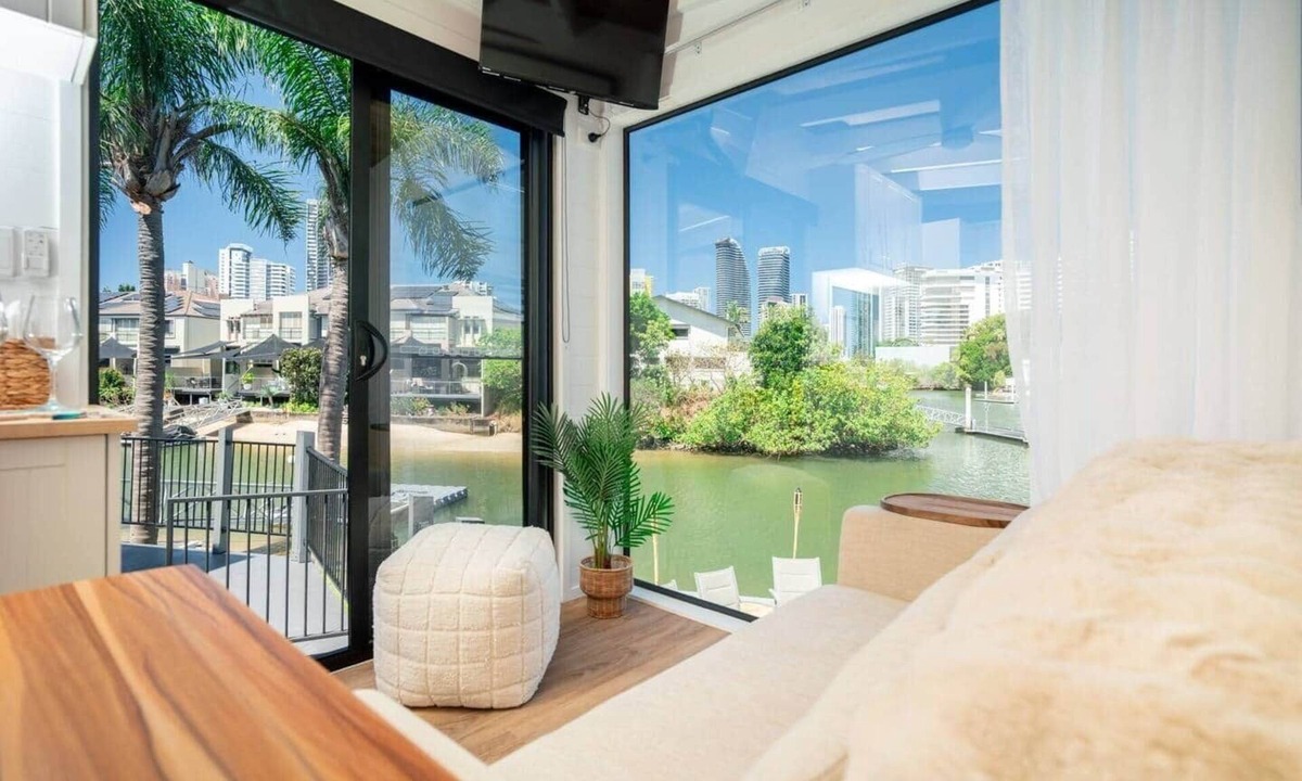 Broadbeach Waters House | Tiny Home in the heart of Broadbeach-River Views!