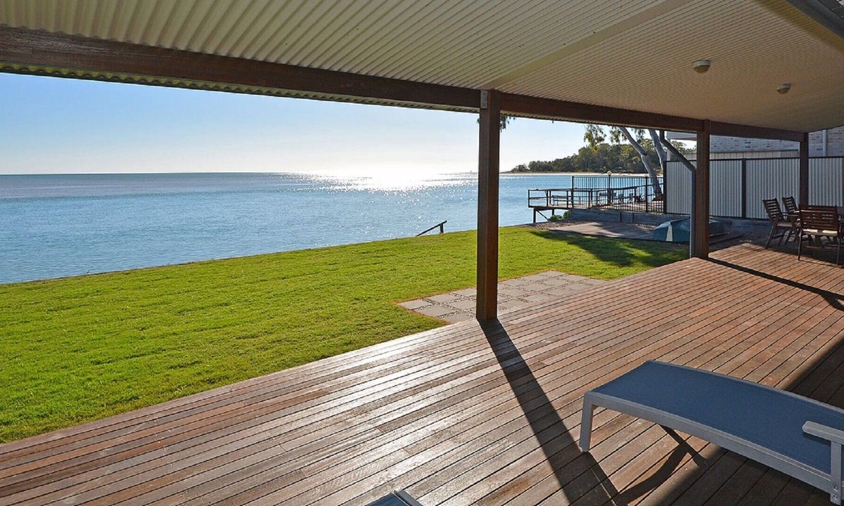 Toogoom House | Toogoom Beach - Fish Tales Absolute Waterfront - Wi-Fi - 5 Bedrooms - Sleeps 14