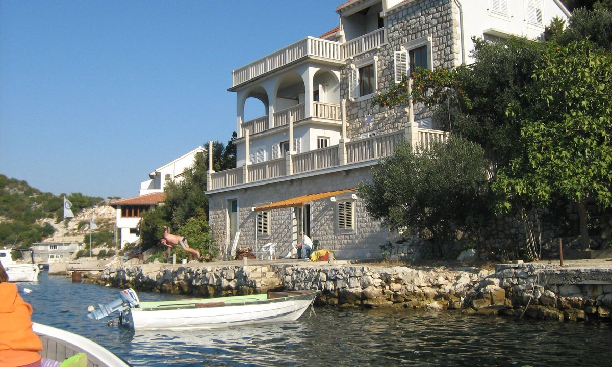 Zaklopatica Apartment | Two bedroom apartment near beach Zaklopatica, Lastovo (A-8346-a)
