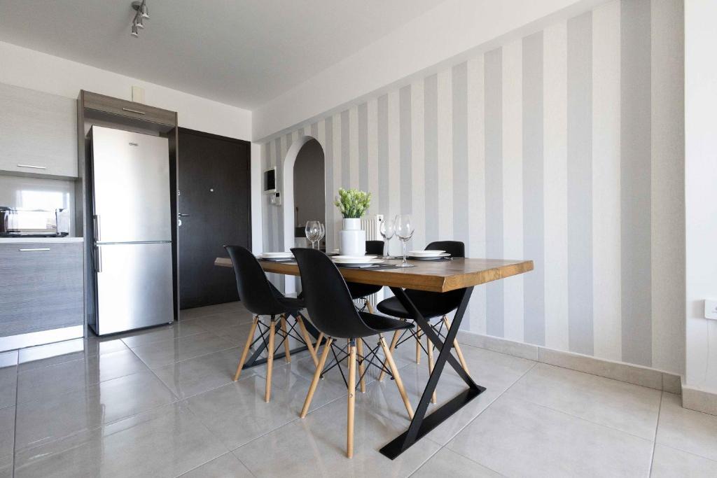 Keratsini-Drapetsona Apartment | Urban Comfort near Piraeus Port D3