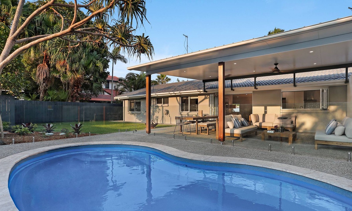 Noosa Heads House | Walk to Hastings Street, Noosa Sound