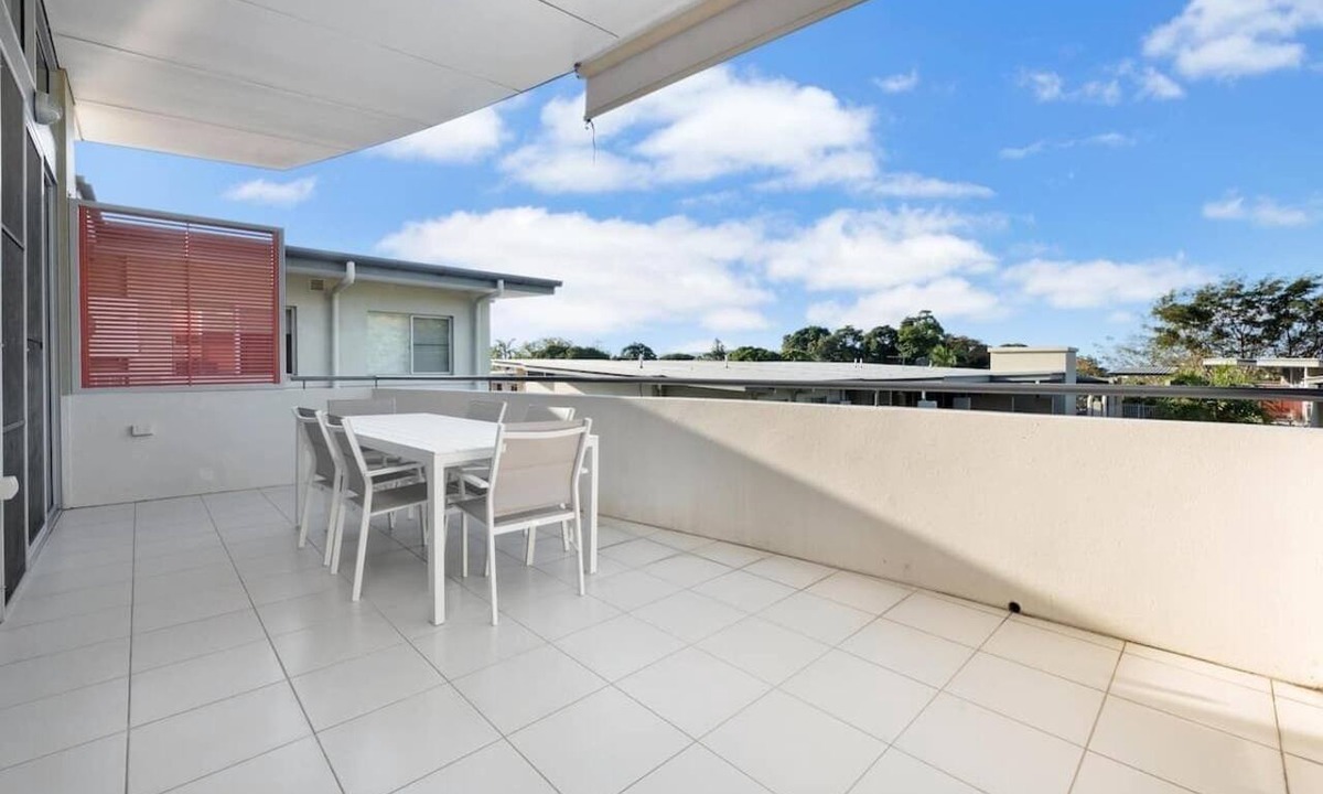 North Ward Apartment | Walk to Strand and Ocean - Luxury Gregory Street Apartment