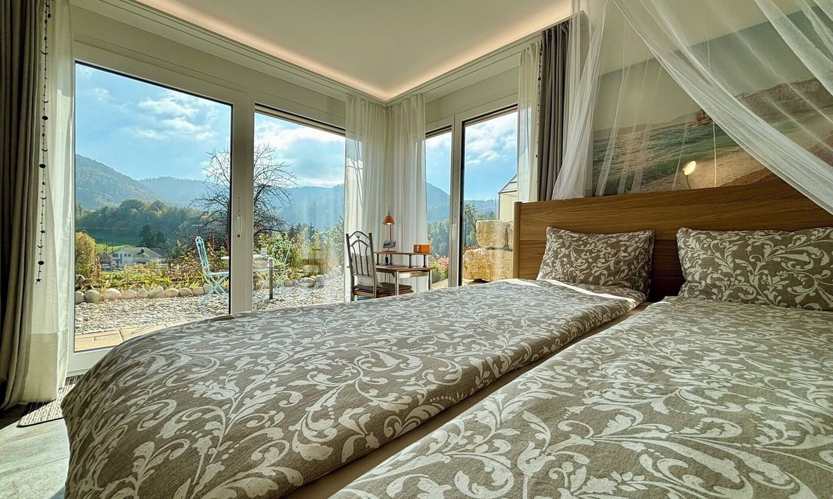 Zullwil Bed & Breakfast | West-Side doubleroom + Singlebed/shower WC/outside veranda/Castel & Garden view