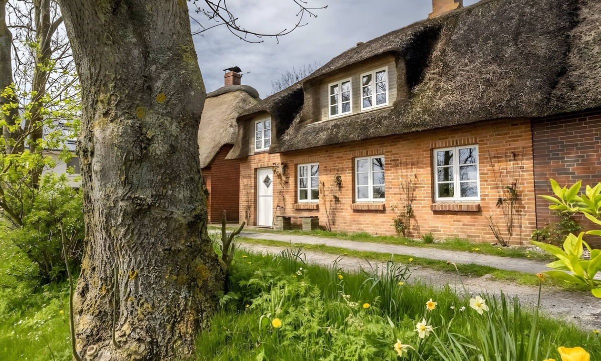 Pellworm House | Westertilli 8 – Thatched-Roof House with Romantic Garden