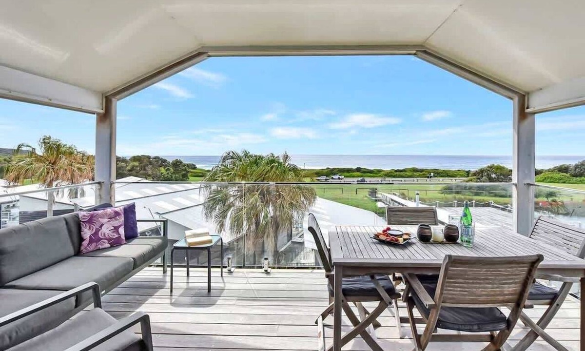 Caves Beach House | Whale Tales at Caves Beach Villas