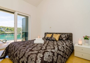 Duboka: Villa just 10 meters from the sea new apartment on 2 levels with double terrace, 2 bedrooms