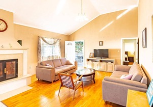 Wonderful vacation home with pool and great location near Orebi.