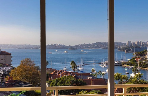 North Sydney Apartment | 1 Bedroom, renovated apt. fantastic views.Very close to Kirribilli, ferry, train