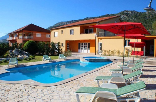 Dusina House | 14-Guest Holiday Home in Vrgorac