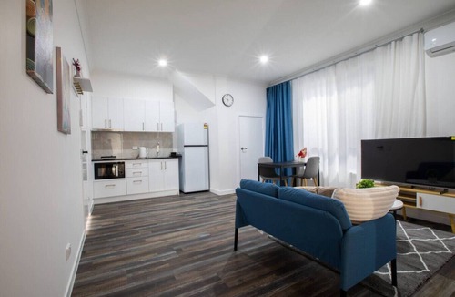 Oxley House | 1BR Unit | Private Bathroom Kitchen & living area