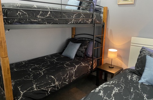 Thirlmere Villa | 2 Bedroom Villa Thirlmere Walk to Town