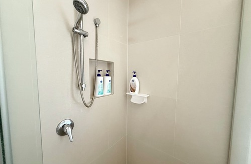 Sunnybank House | 2 spacious rooms with bathroom in Modern Sunnybank Shared Home