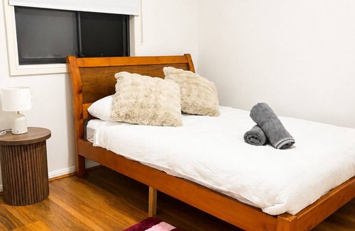 Dean Park Hotel | 21A Armstrong Place, Dean Park: Modern Granny flat with Kitchen,Aircon