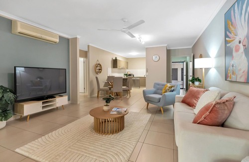 Cairns North Apartment | 2bedroom luxury apartment- steps to the esplanade. Coffee machine and 2 pools!