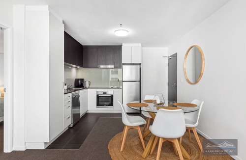 Kangaroo Point Apartment | 2Br, 2 Bath Unit with River Views, Parking & Wifi
