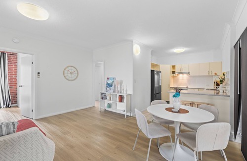 Indooroopilly Apartment | 2BR 2BA Indooroopilly | Walk to Shops & Bus