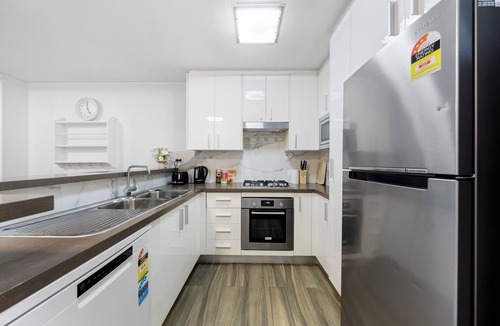 Glebe Apartment | 2BR Apt w Parking | Walk to ICC & Darling Harbour