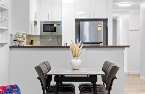 Glebe Apartment | 2BR Apt w Parking | Walk to ICC & Darling Harbour