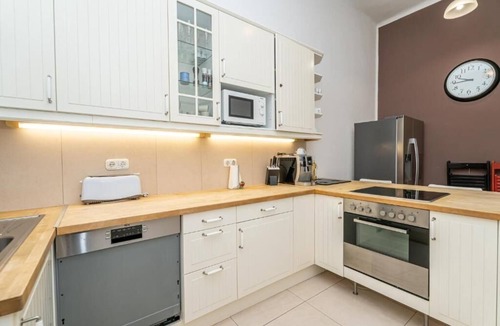 Inner City Budapest Apartment | 3 BDR Heart of Budapest Central Apartment