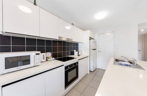 Sippy Downs Apartment | 3-Bed Unit with Pool & Gym by Bush & Beach