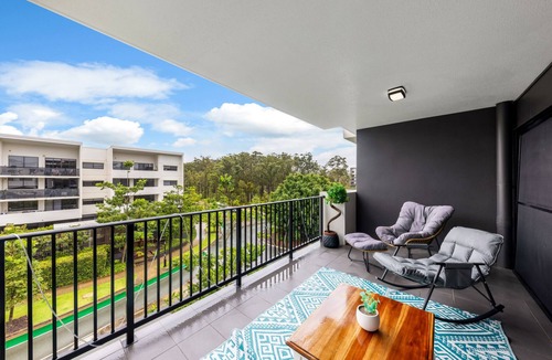 Sippy Downs Apartment | 3-Bed Unit with Pool & Gym by Bush & Beach