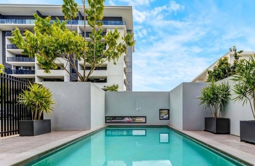 Sippy Downs Apartment | 3-Bed Unit with Pool & Gym by Bush & Beach