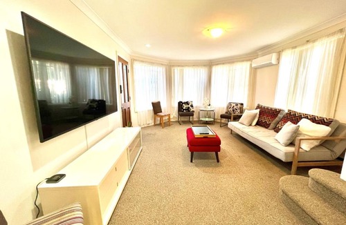 West Gosford Apartment | 3 Bedroom Town house near Gosford CBD Sleeps 6 plus