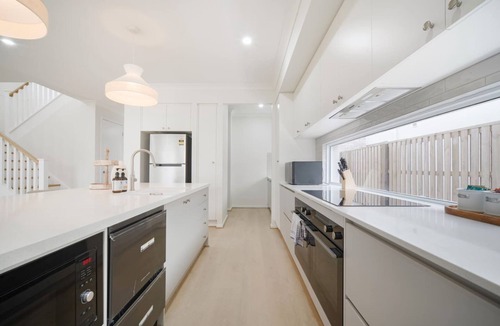 Rochedale House | 3 Lounges 5 Beds w/Ducted A/C Modern & Convenient