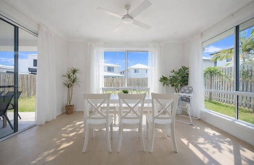 Rochedale House | 3 Lounges 5 Beds w/Ducted A/C Modern & Convenient