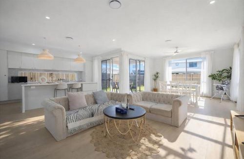 Rochedale House | 3 Lounges 5 Beds with Ducted Air condition Modern and Convenient