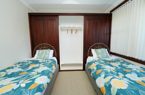 Roselands House | 3BR Home with Pool Near Shops, M5 & Train Stations