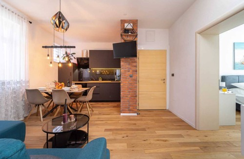 Split Condo | 4*Flat in the Heart of the City, Onsite parking, Wifi