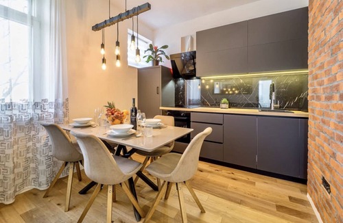 Split Condo | 4*Flat in the Heart of the City, Onsite parking, Wifi