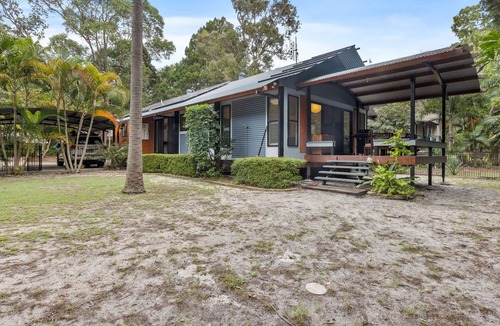 Rainbow Beach House | 43 Satinwood Drive - Rainbow Shores. Pet Friendly and Air Conditioned!
