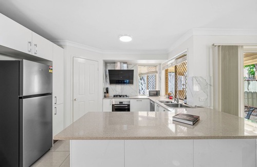 Robertson House | 4BR House | Close to Sunnybank/QEII hospital/Griffith Nathan/Nissan Arena