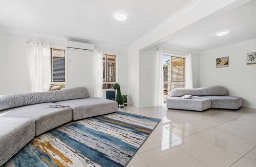 Robertson House | 4BR House | Close to Sunnybank/QEII hospital/Griffith Nathan/Nissan Arena
