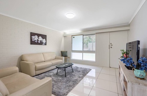 Sunnybank House | 5 mins to mall! Convenient 4BR Home @ Sunnybank