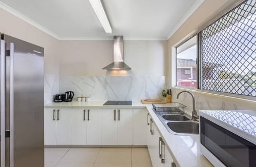 Sunnybank House | 5 mins to mall! Convenient 4BR Home @ Sunnybank