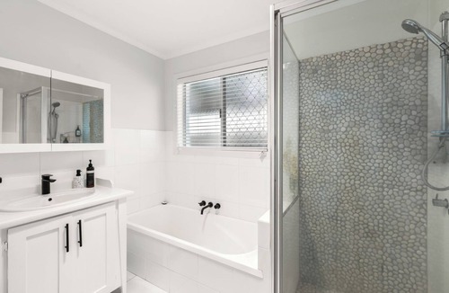 Broadbeach House | 5 minutes walk to pacific fair/beach-3 bedrooms with 3 ensuites, suit 10 people
