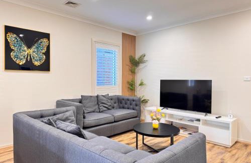Jordan Springs Villa | 6 Bedroom Group House Sleeps 13 Near Western Sydney Airport Penrith